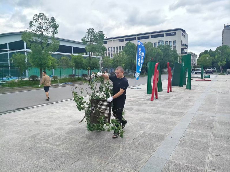 风雨操场多处损毁严重