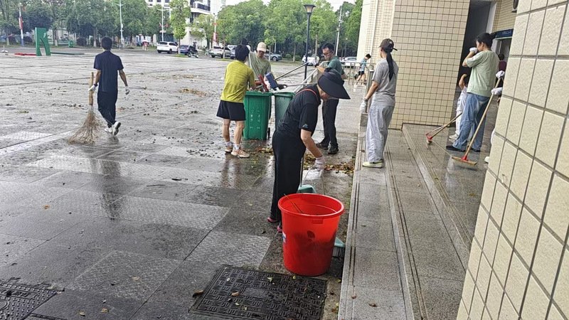 围栏倒塌